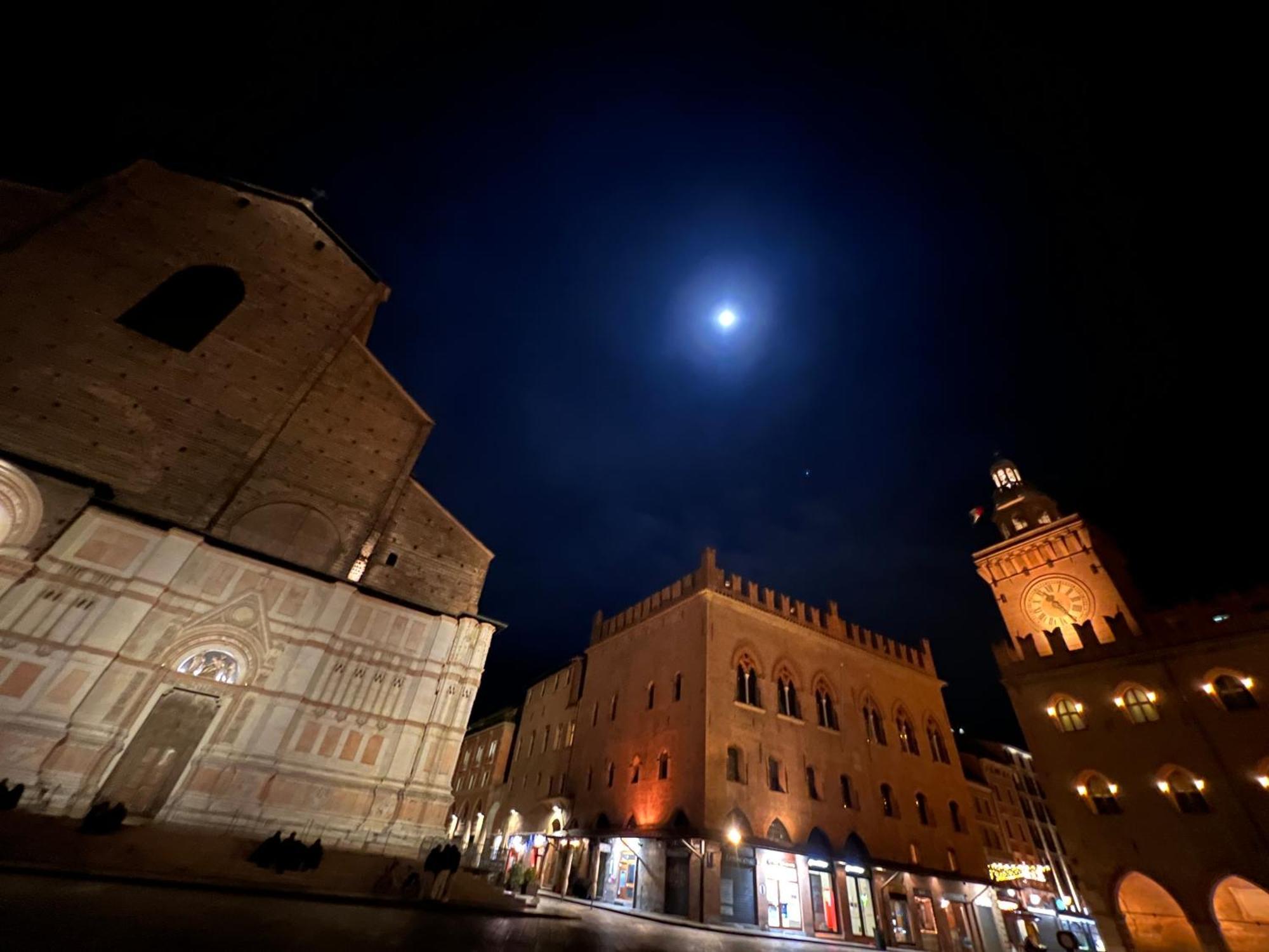 House Of Chariot - In The Heart Of Bologna Apartment ภายนอก รูปภาพ